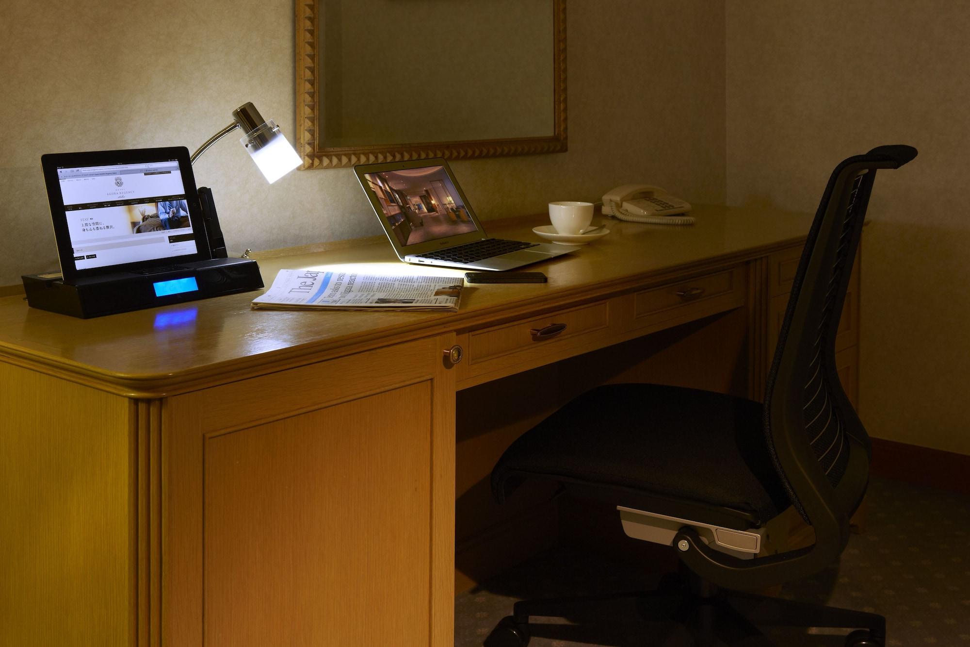 Hotel Agora Regency Osaka Sakai Sakai  Buitenkant foto A typical hotel room with a work desk