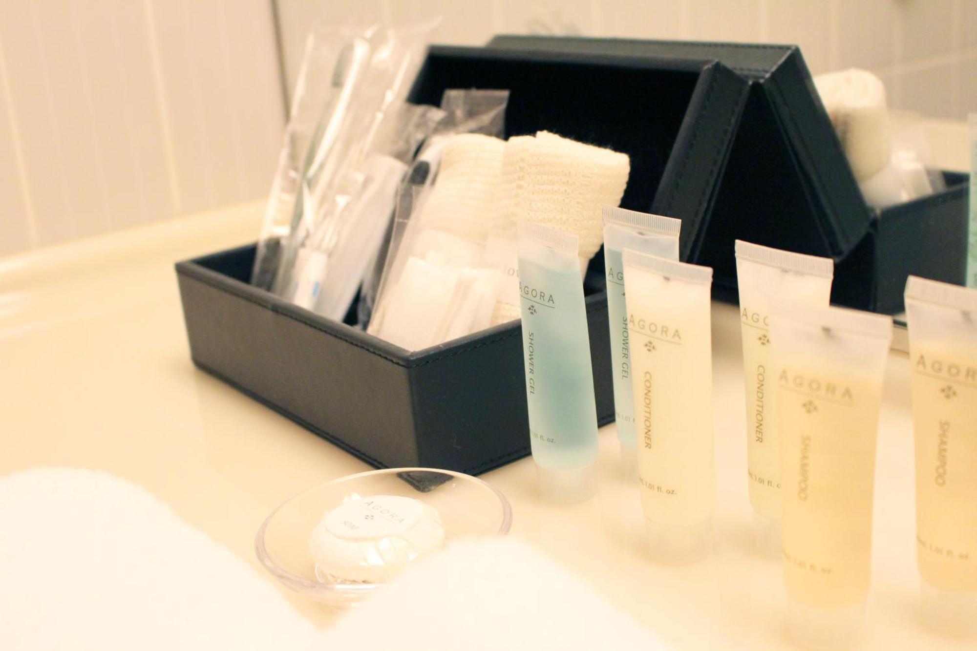 Hotel Agora Regency Osaka Sakai Sakai  Buitenkant foto A selection of toiletries