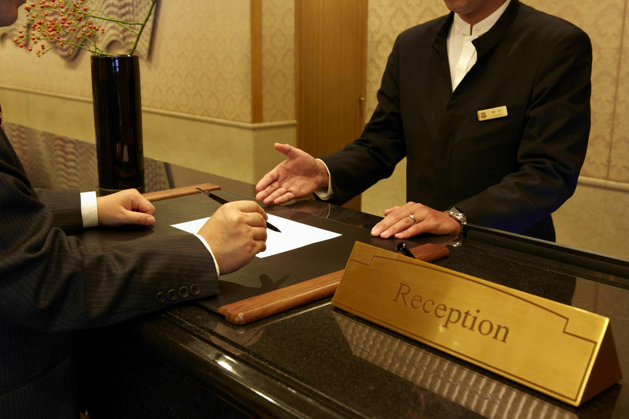 Hotel Agora Regency Osaka Sakai Sakai  Buitenkant foto A hotel receptionist